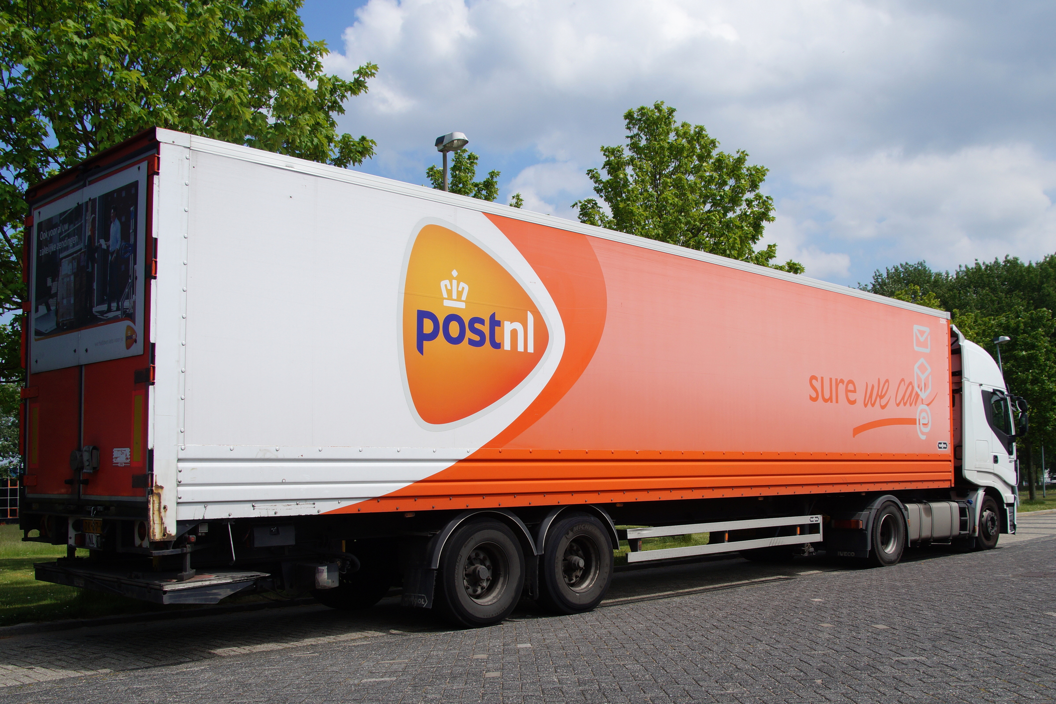 Postnl. Брендирование фуры. POSTNL logo.